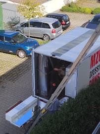 Blick von oben auf den beladenen Umzugstransporter